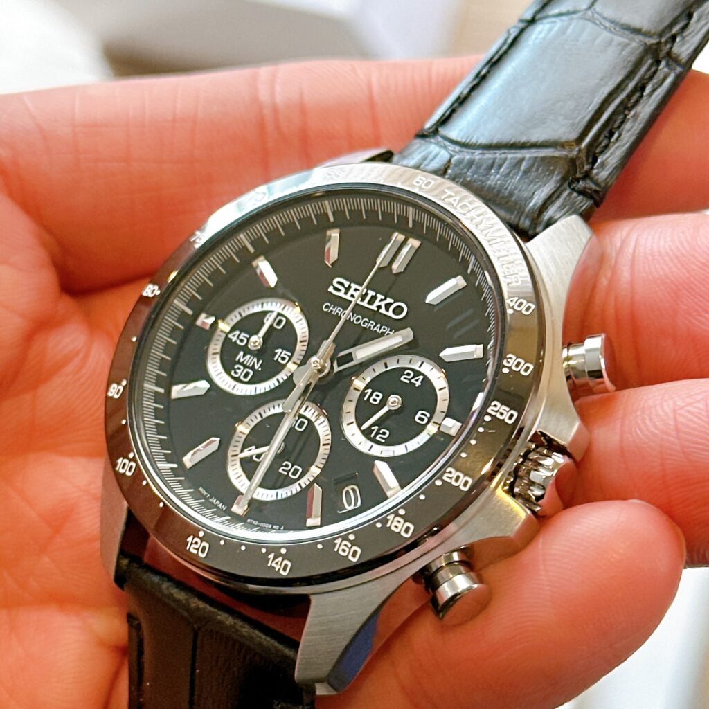 ✔ 引き締まったブラックダイヤル
✔ 立体感あるインデックス
✔ 視認性の高いサブダイヤル