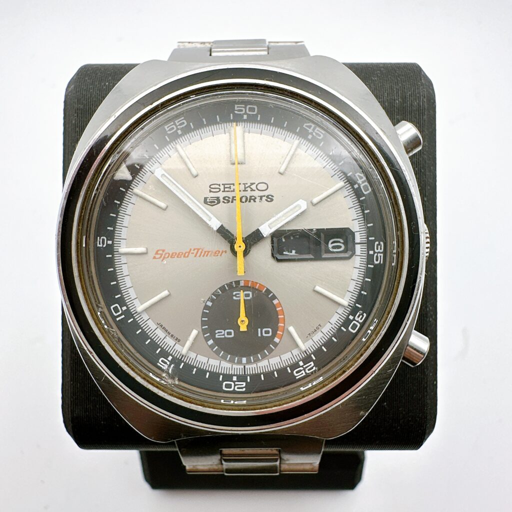 SEIKO 6139-7020 Speed-Timer（1970s）
シルバーのダイヤルにオレンジの「Speed-Timer」ロゴが映える、70年代SEIKOを象徴する一本。 縦クラッチ＋コラムホイールを搭載したCal.6139を採用し、国産自動クロノ初期の完成度を誇ります。 The SEIKO 6139-7020 features a silver dial with the iconic orange “Speed-Timer” logo — a hallmark of 1970s SEIKO design. Powered by the Cal.6139 movement with a vertical clutch and column wheel, it represents Japan’s early automatic chronograph innovation.